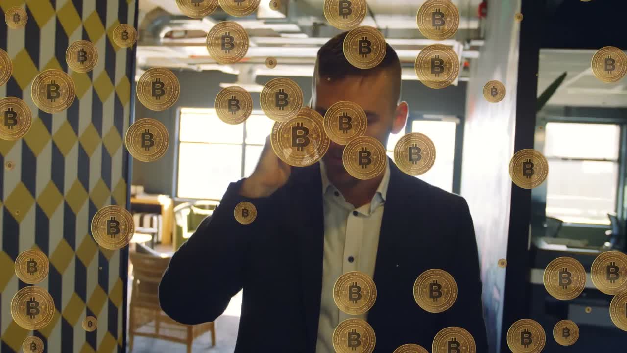 animación de iconos de bitcoins sobre un hombre de negocios caucásico que usa un teléfono inteligente