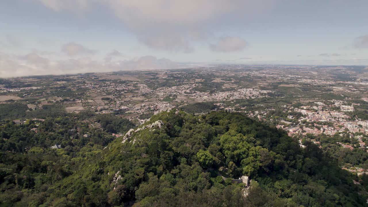 카스텔로 도스 무로스(castelo dos mouros)와 함께 광대한 신트라(sintra) 산꼭대기 풍경을 포착한 샷의 돌리