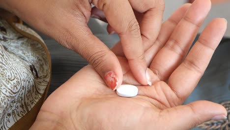 mujer con una píldora en la mano