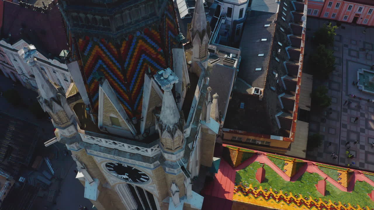 유럽 의 한 도시 에서 다채로운 교회 탑 을 공중 에서 볼 수 있다