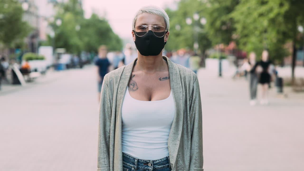 도시 거리에서 마스크를 입은 여자