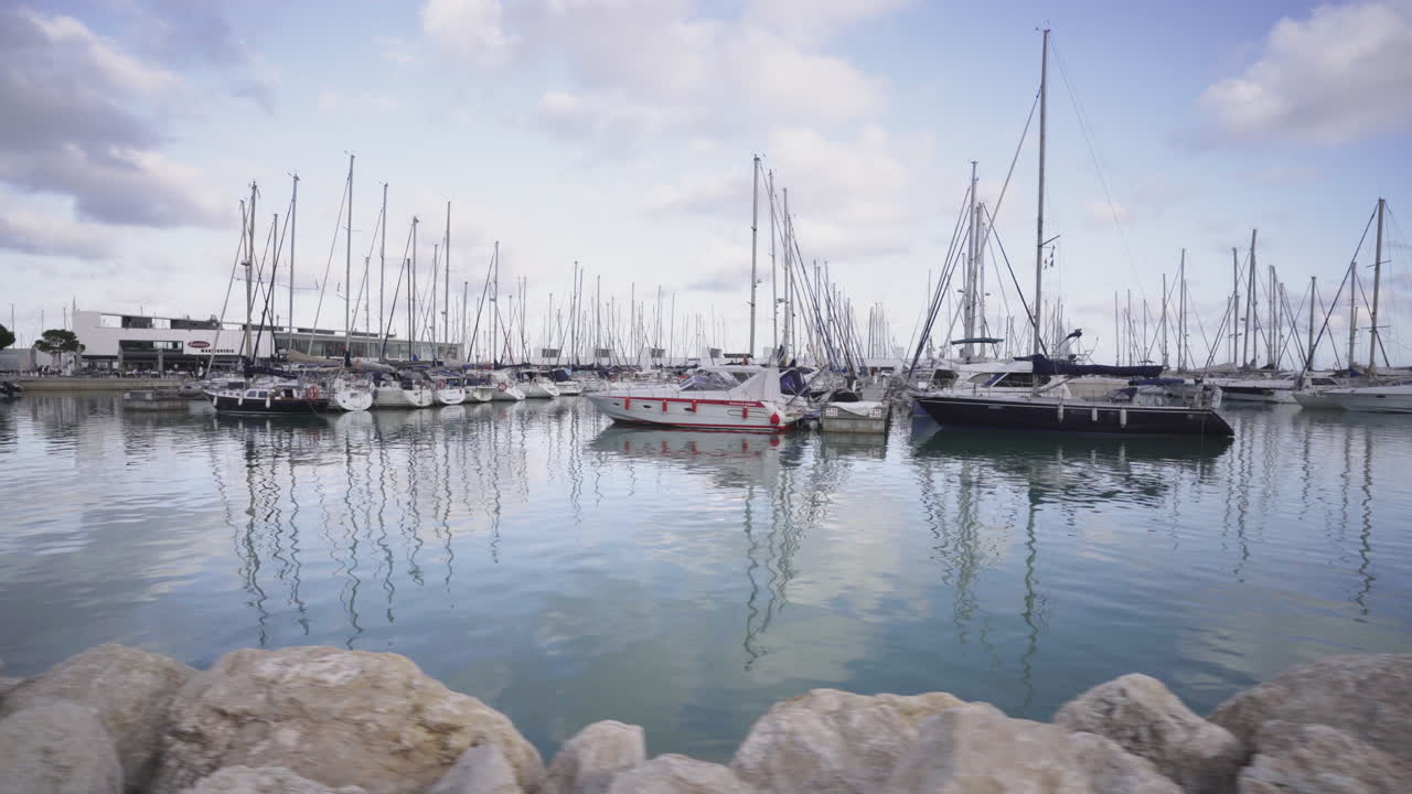 Barche da regata in porto, pronte a salpare a Port Ginesta, Barcellona