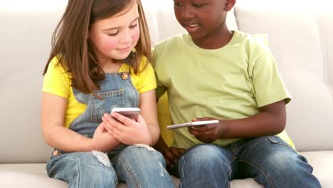 Junge-Und-Mädchen-Benutzen-Smartphones-Auf-Der-Couch