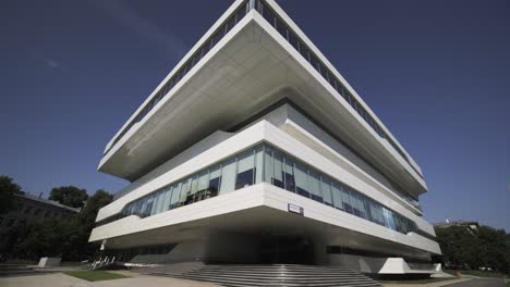 edificio arquitectónico blanco moderno