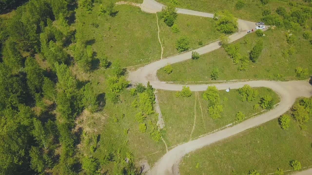 una pareja recién casada en la vista superior de la colina verde