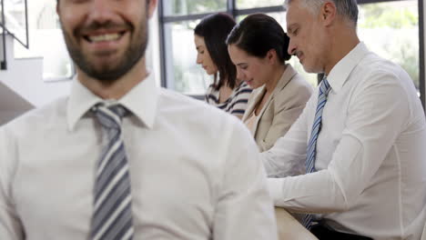 personas de negocios concentradas trabajando juntas
