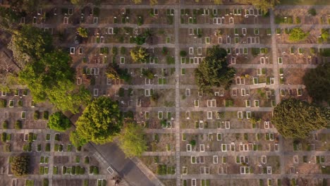 zona cementerio chacarita, buenos aires. aéreo de arriba hacia abajo de lado