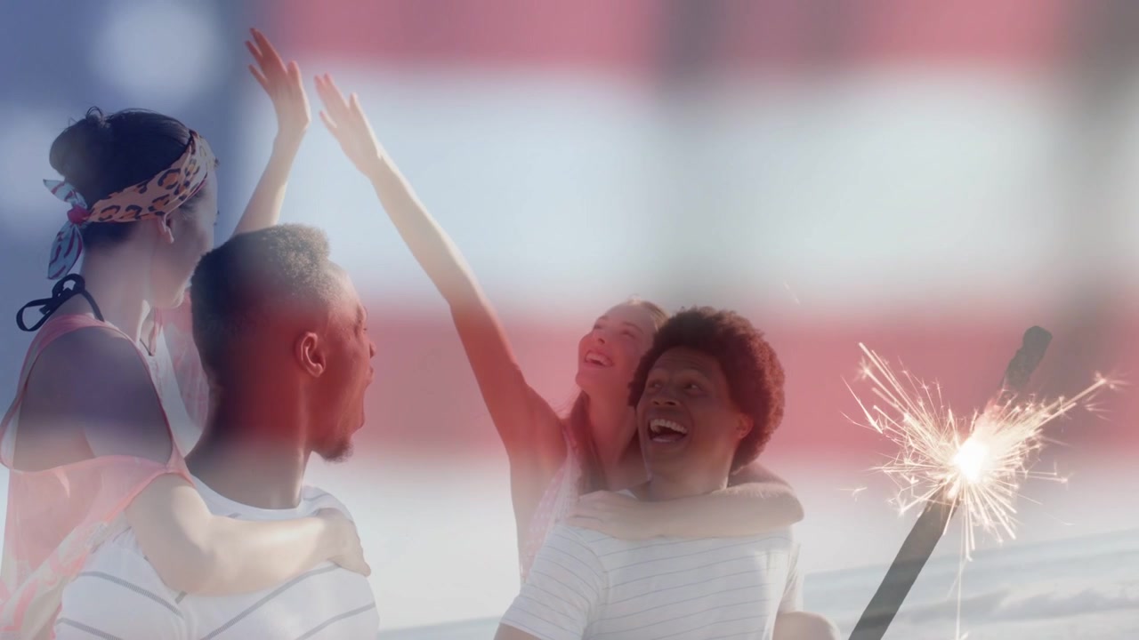 Stellina luminosa che appare, quattro amici che si girano, si danno il cinque, festeggiano sotto una bandiera in sovrimpressione per il marketing.