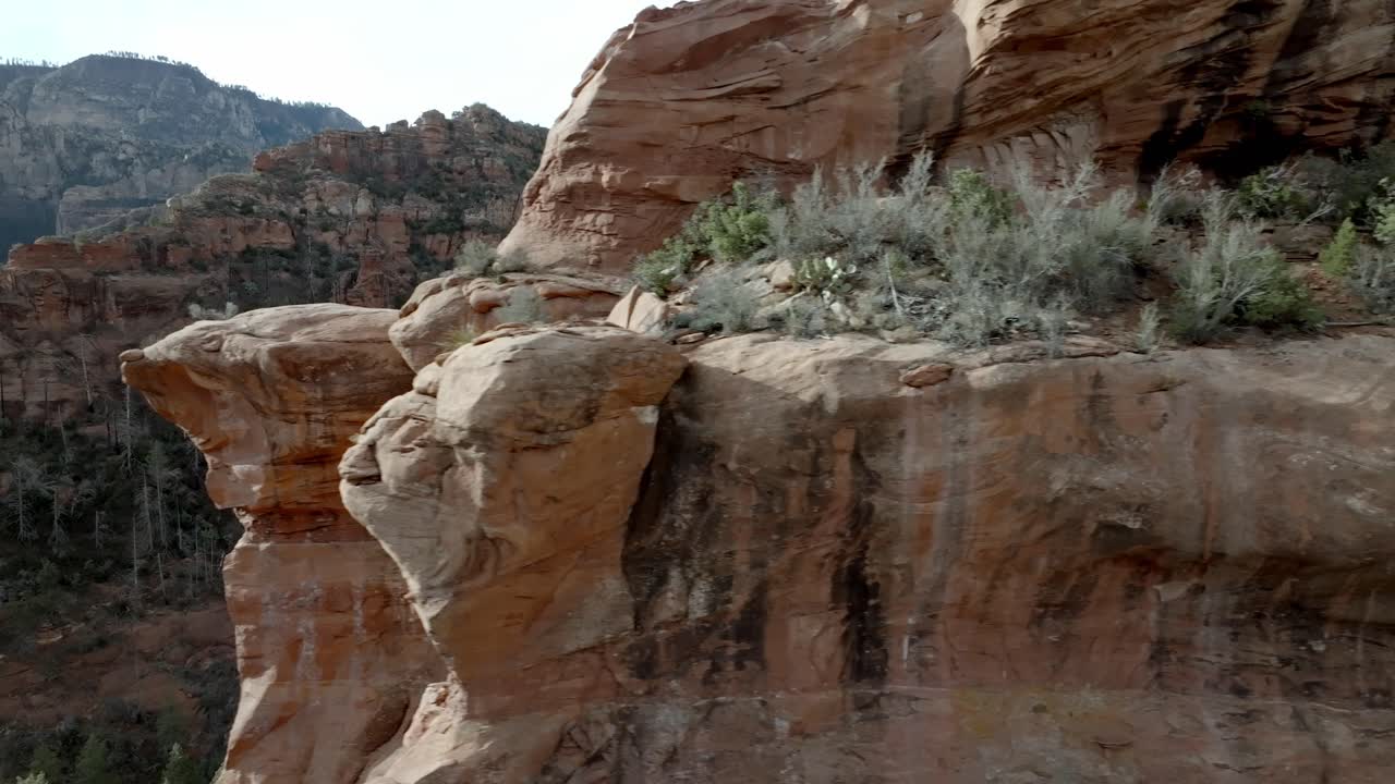 Montagne e butte di roccia rossa a Sedona, Arizona, con riprese drone ravvicinate che si muovono lateralmente