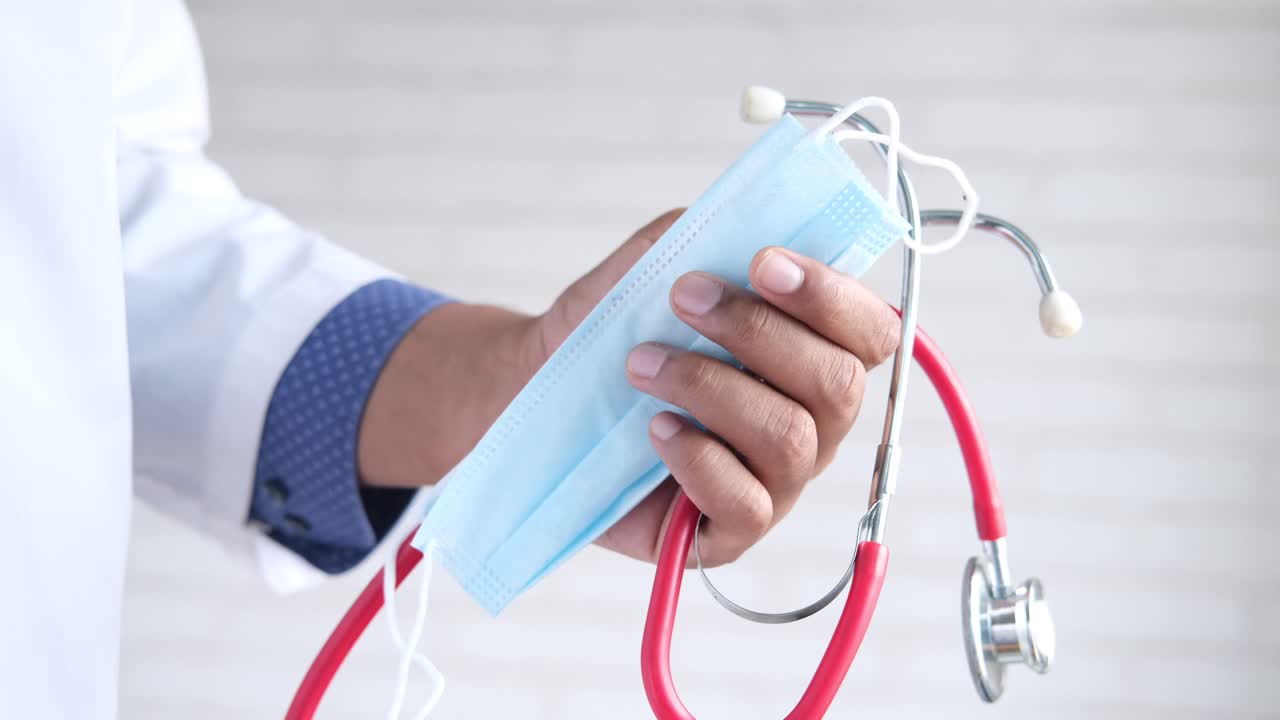 médico con una máscara y un estetoscopio