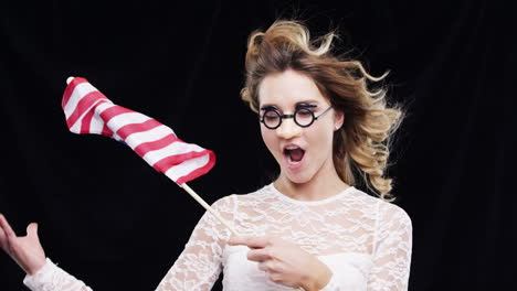 mujer con bandera americana y nariz graciosa