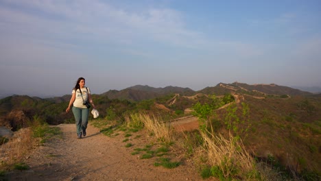 viajero en solitario caminando a lo largo de la gran muralla china original no restaurada, gubeikou
