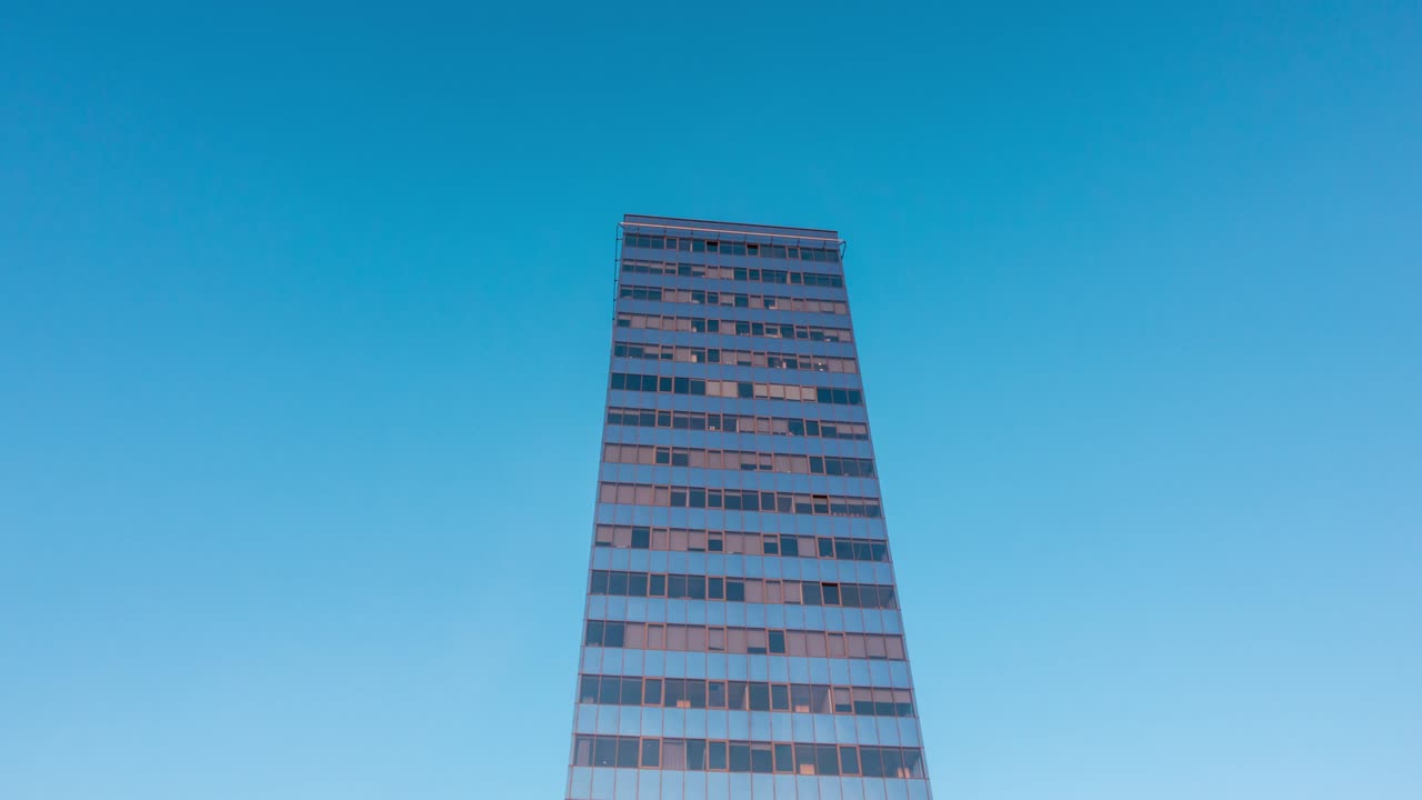 edificio de oficinas moderno y nubes en el reflejo, time-lapse