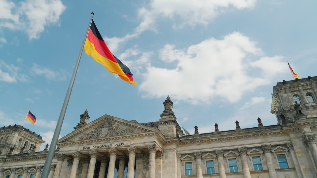 bandera alemana en el reichstag en berlín