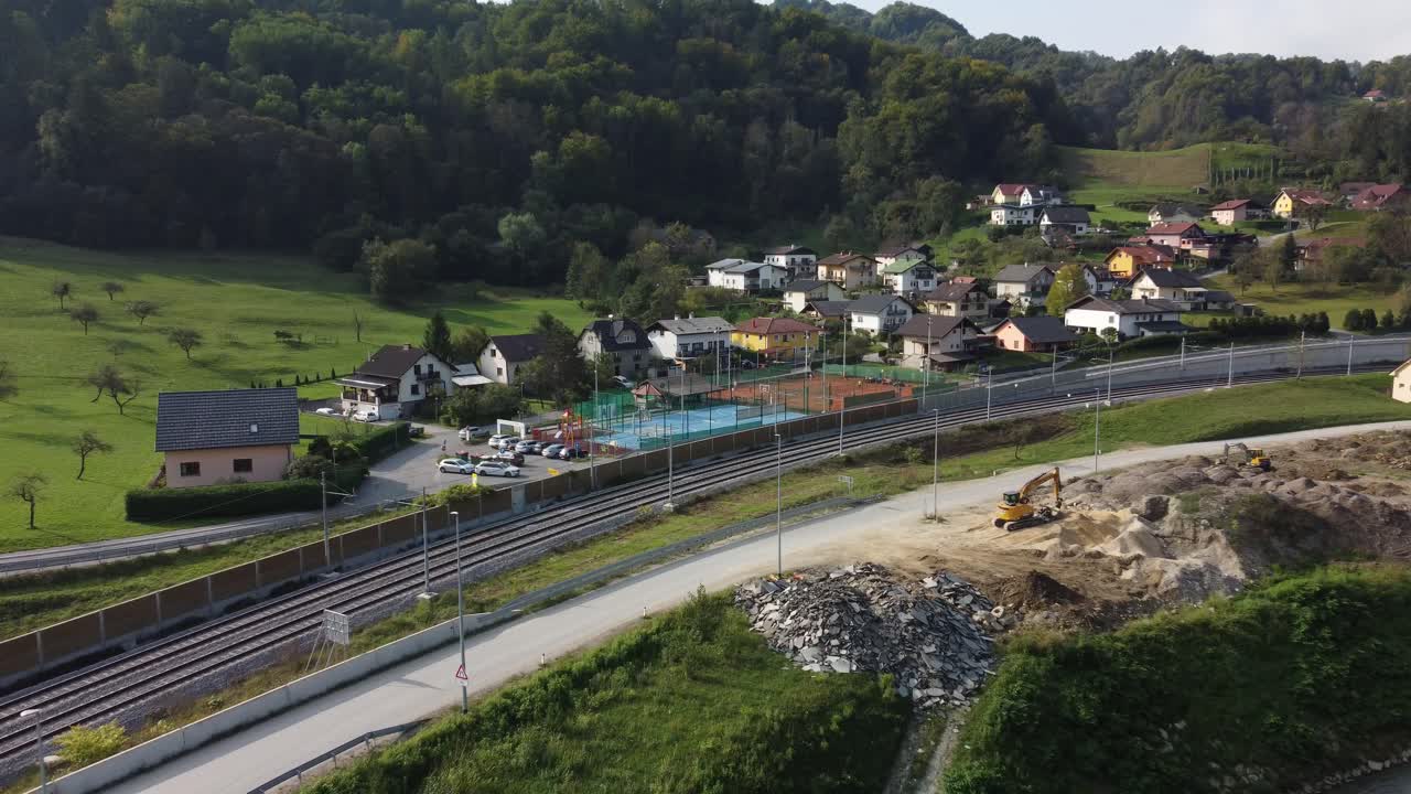 슬로베니아 라스코 시 에 있는 주거 단지 의 스포츠 시설 들 의 공중 사진