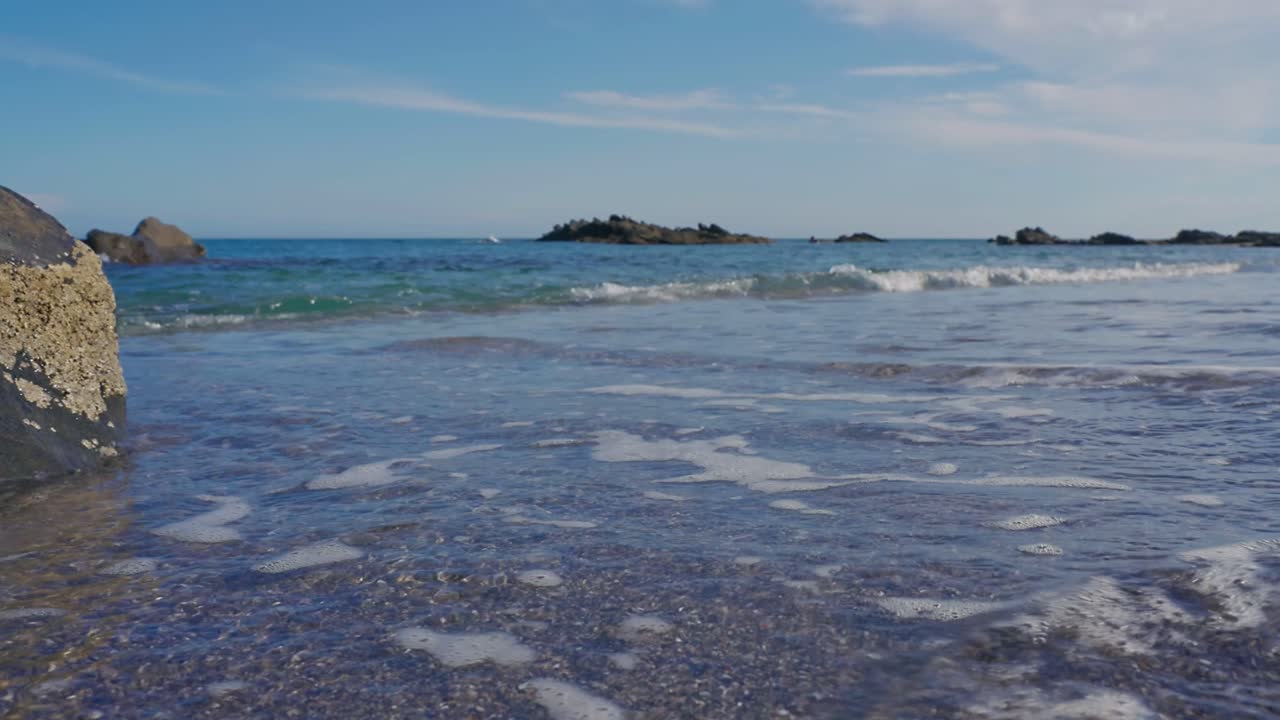 모래 근처의 파도