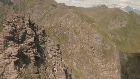 „Die-FPV-Drohne-Verfolgt-Schnell-Schroffe-Berge-In-Der-Nähe-Des-Kleinen-Seefeldsees-In-Italien,-Gitschberg-Gebiet