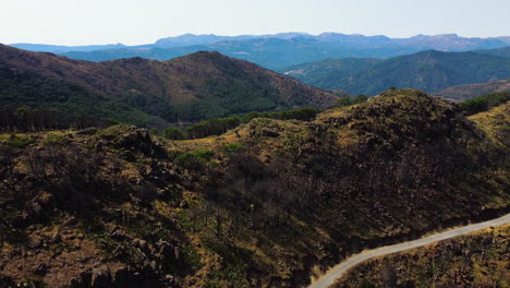 Eine-Drohne-Fliegt-über-Die-Roten-Berge-Der-Sierra-Bermeja-In-Der-Nähe-Von-Estepona,-Spanien