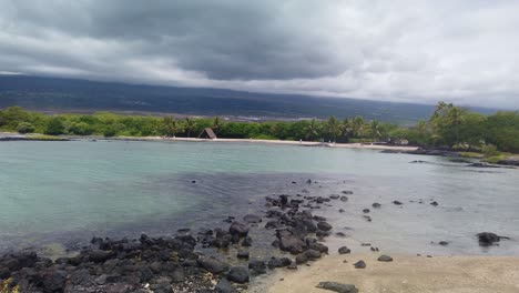 Toma-Panorámica-Amplia-Del-Cardán-De-La-Playa-Sagrada-En-El-Parque-Histórico-Nacional-Kaloko-honokōhau-En-La-Gran-Isla-De-Hawaii