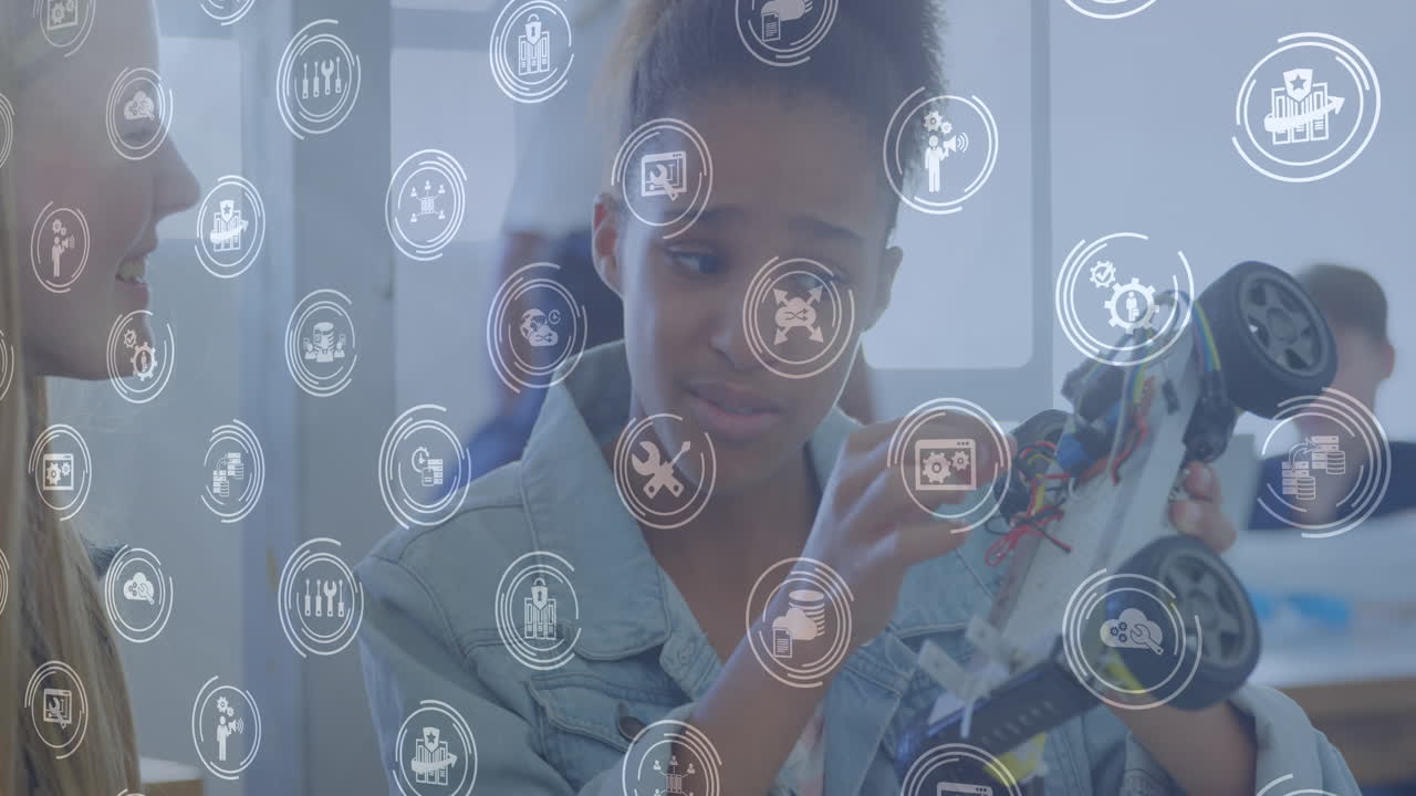 animación de iconos en círculos sobre diversas trabajadoras analizando el modelo en la oficina