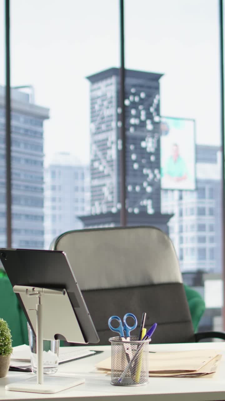 Vídeo Vertical: Ambiente de trabalho moderno em um edifício corporativo no centro da cidade