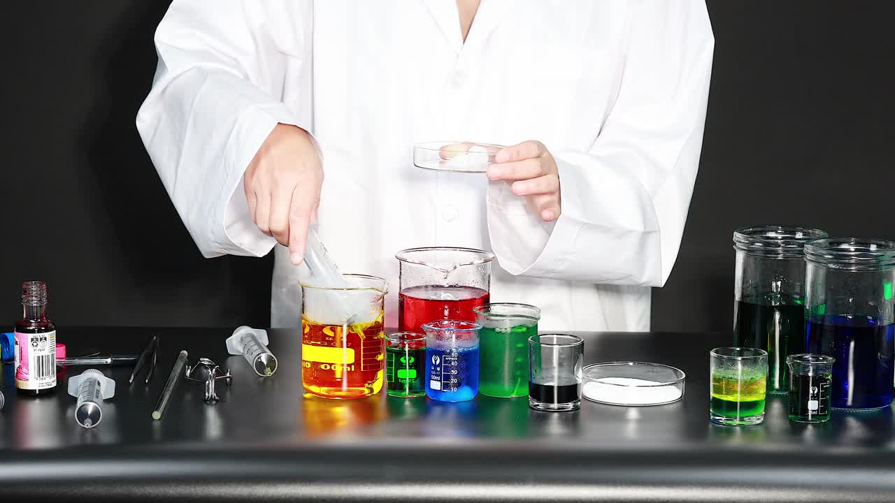 다채로운 액체로 실험을 하는 과학자