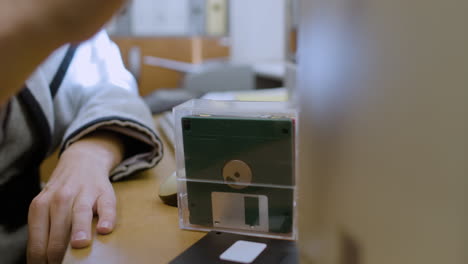 vista de cerca de las manos de la mujer de negocios sosteniendo una caja de discos.