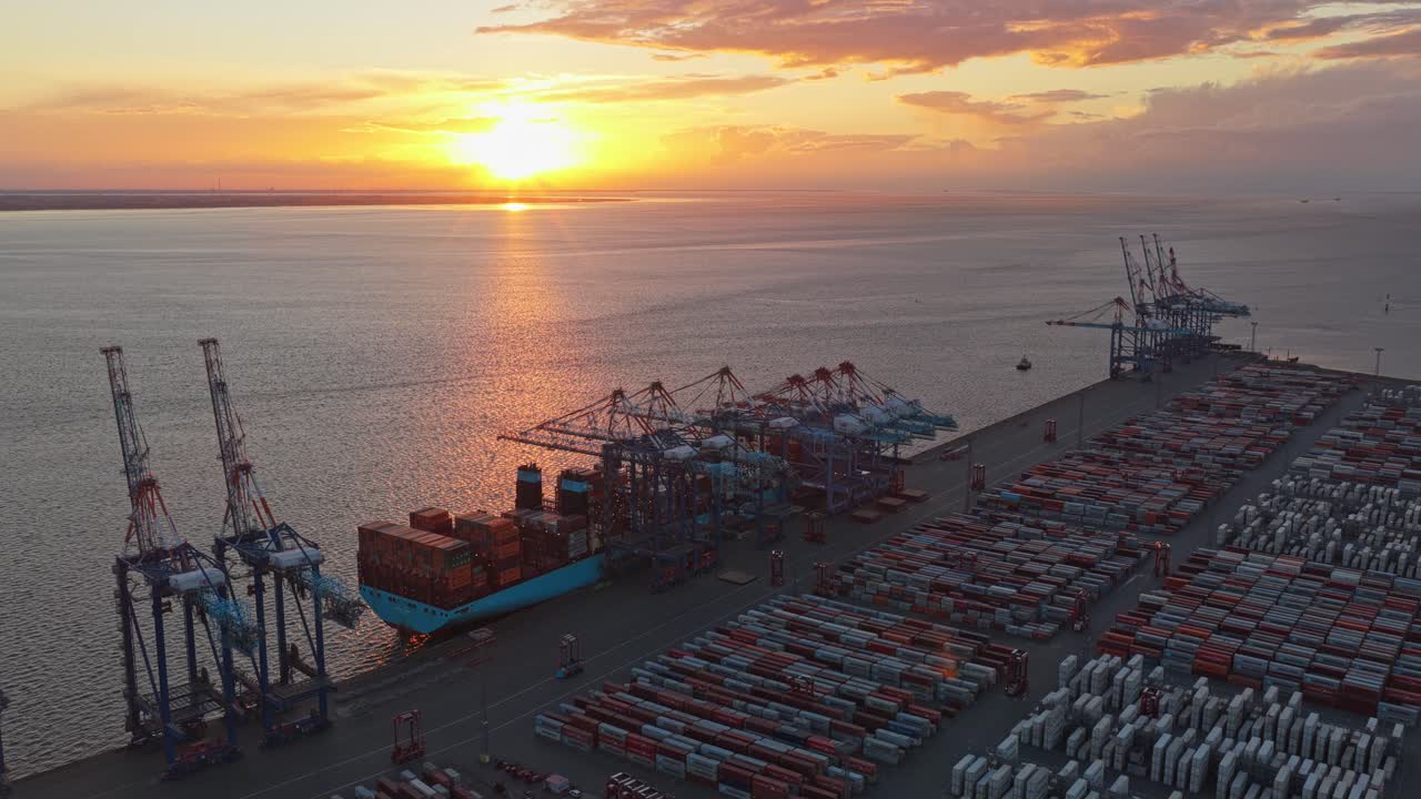 Industrial cargo yard for worldwide import and export flow