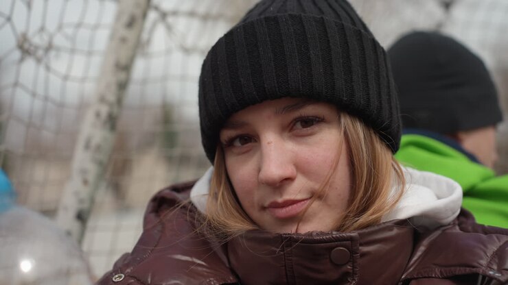 Ritratto di donna in città, primo piano del profilo di una donna urbana, foto intima di una donna che vive in città con espressione delicata, prospettiva ravvicinata di un soggetto femminile sullo sfondo del paesaggio urbano