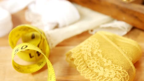 primer plano de una cinta métrica con tela de encaje