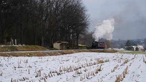 Dampflokomotiven-Und-Personenkraftwagen-Schnauften-Nach-Dem-Ersten-Schnee-Der-Saison-über-Amish-Ackerland