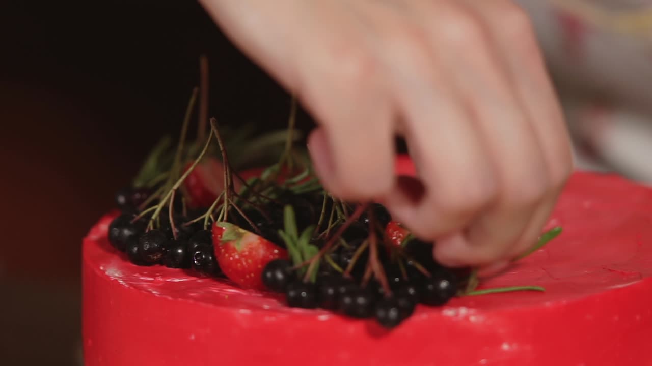 딸기 와 블랙베리 를 넣은 빨간 케이크