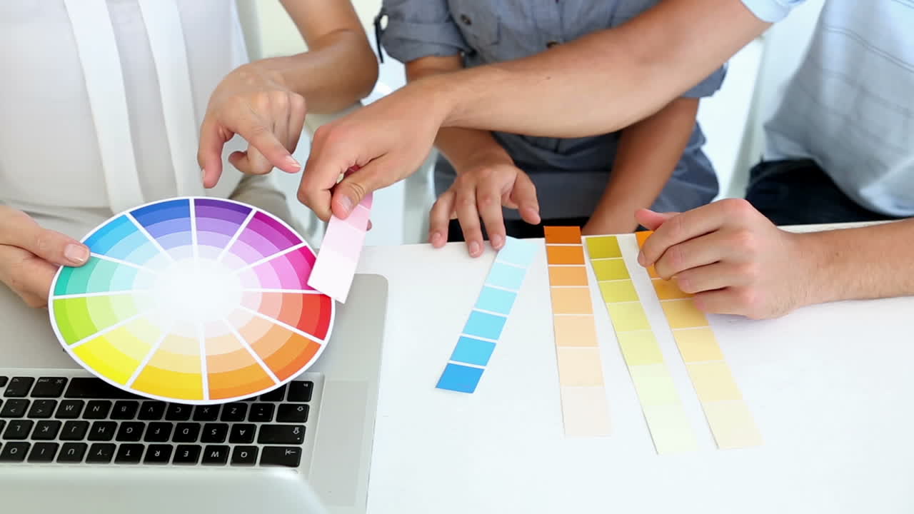 diseñadora de interiores que trabaja con clientes