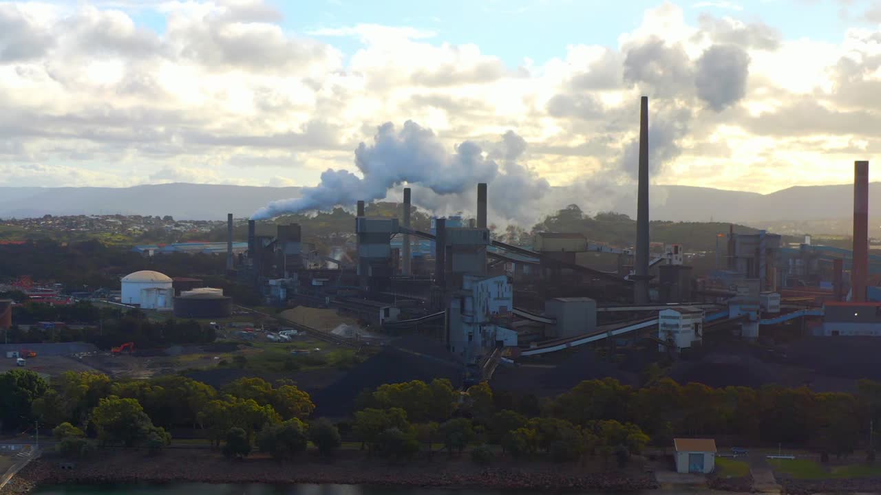operación industrial de la fábrica de acero en port kembla en wollongong, nueva gales del sur, australia