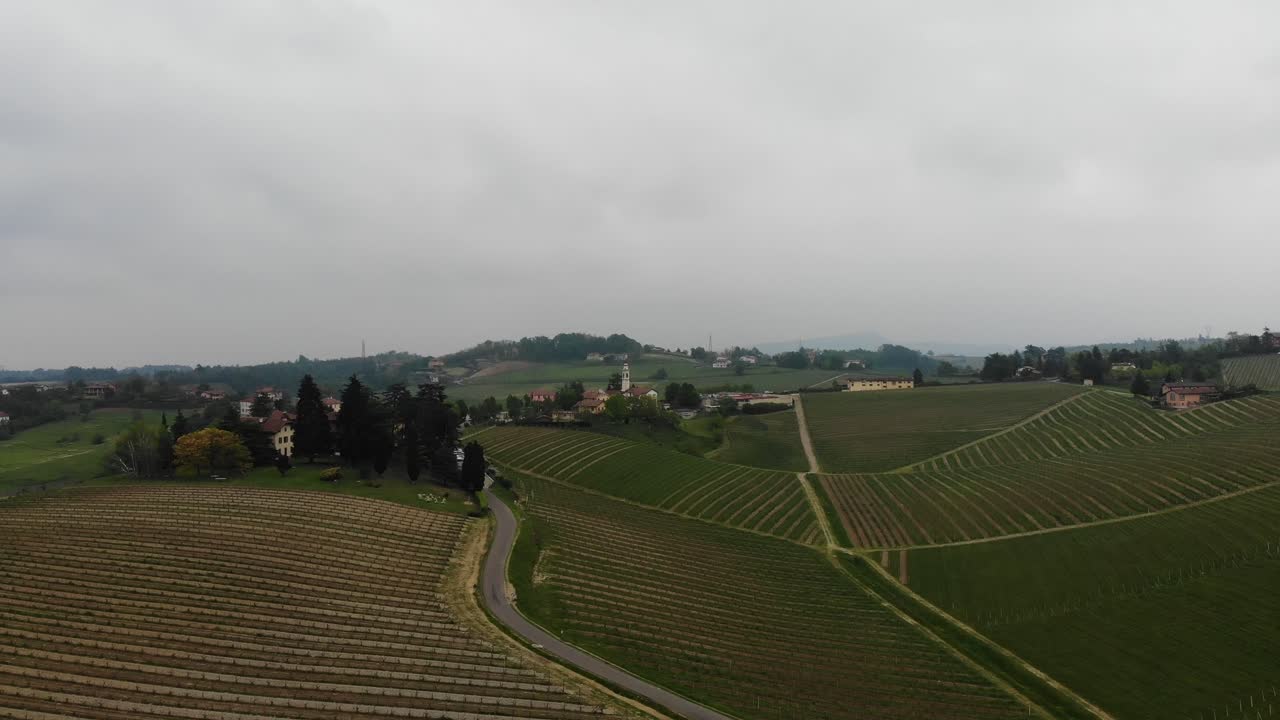 voli di droni direttamente sulle colline di gavi piene di vigneti durante un giorno di primavera