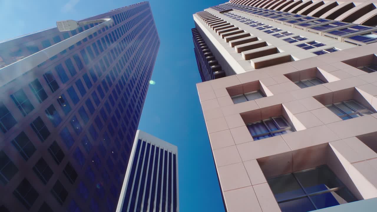 tomado desde un ángulo bajo en el centro de los ángeles, rascacielos financieros y comerciales, horizonte, california, 4k.