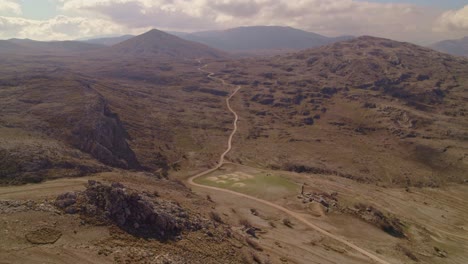 desierto rocoso y camino al horizonte