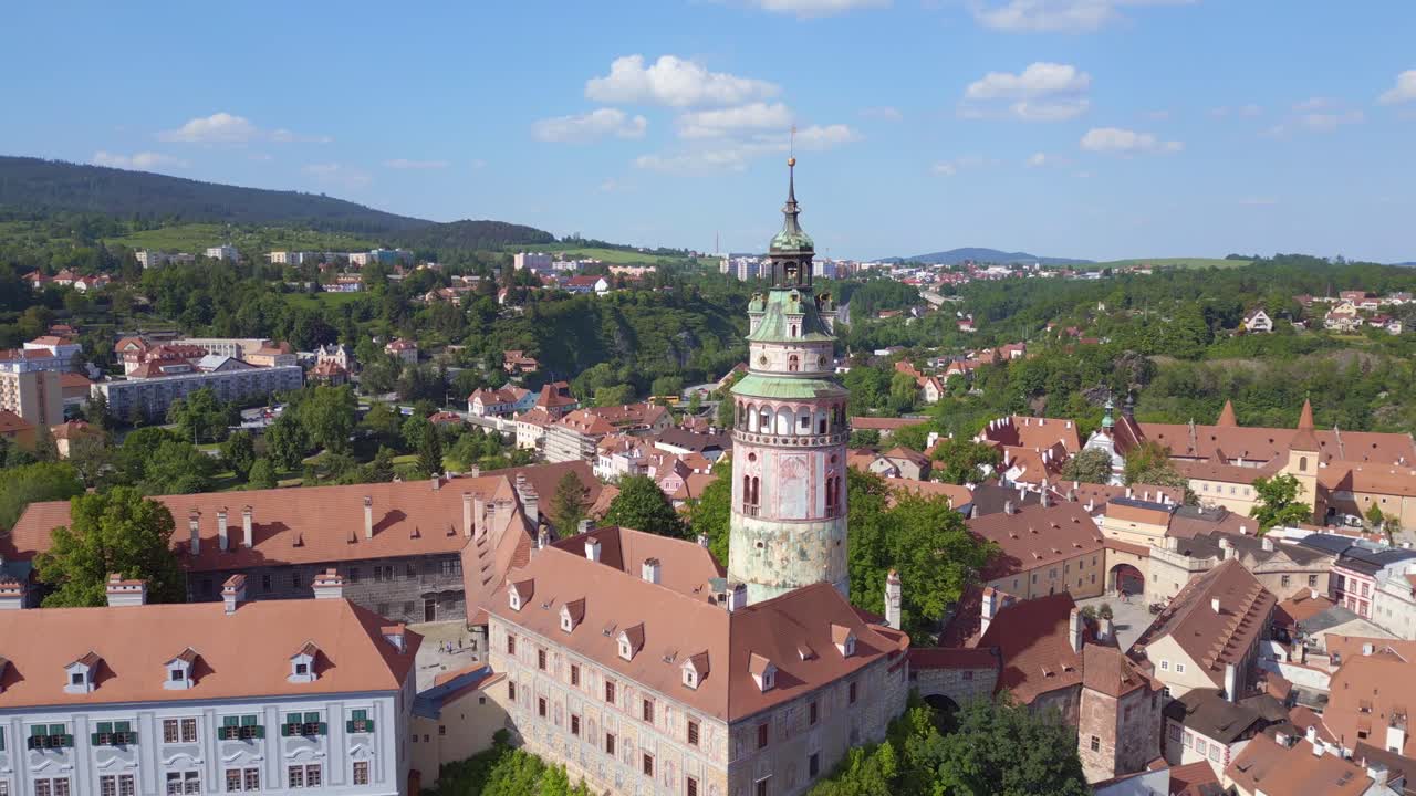 Bella vista aerea dall'alto della torre del Castello di Český Krumlov sulla collina, nella Repubblica Ceca, Europa, estate 2023