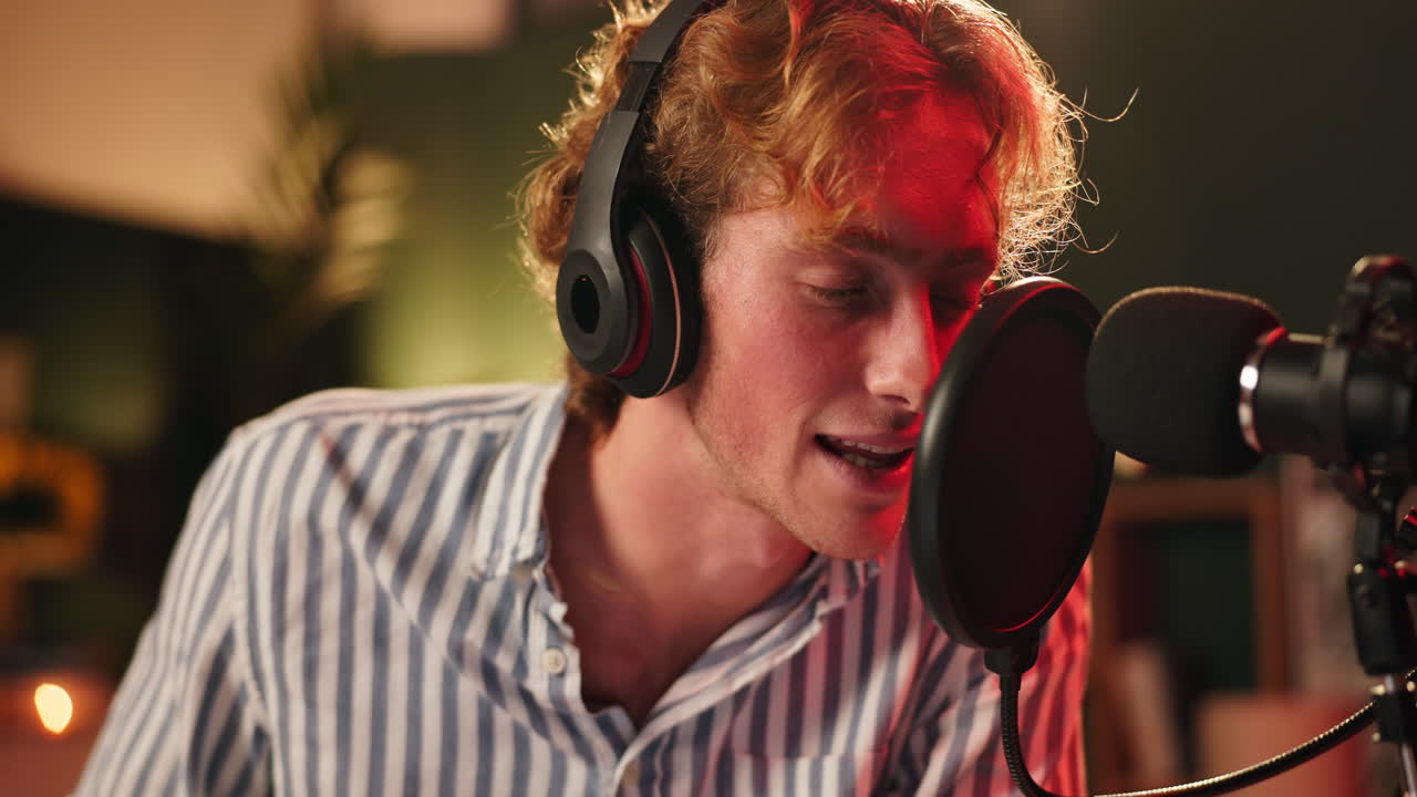 스튜디오에서 캐스트를 녹음하는 남자