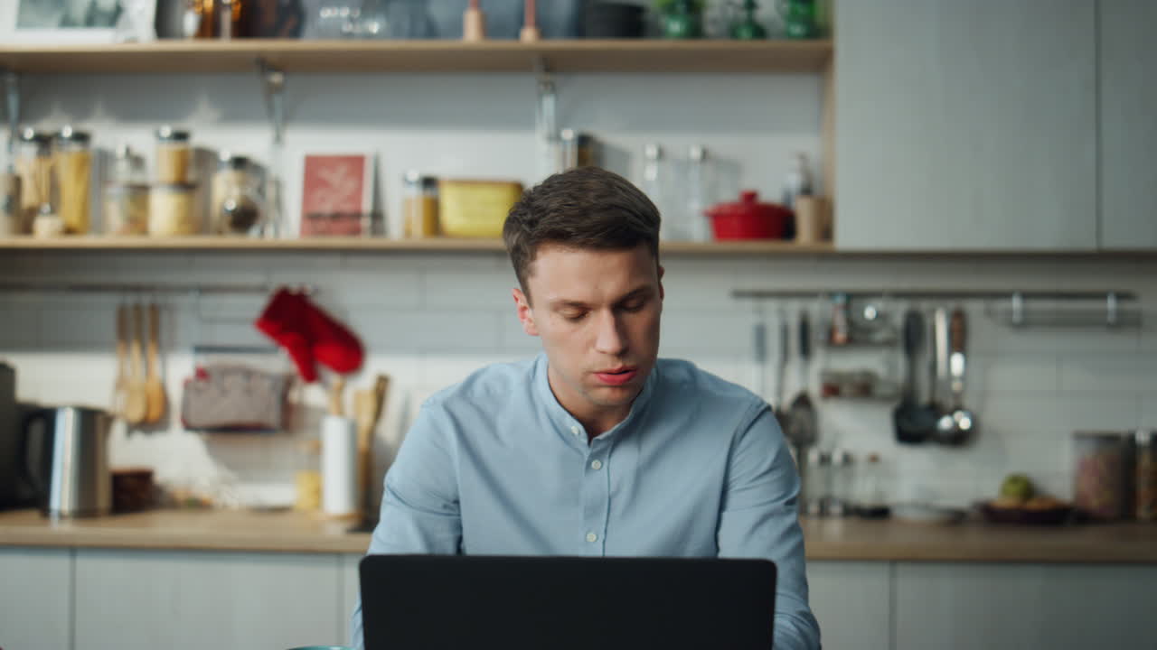 contador remoto que busca una pantalla de portátil trabajando en casa en línea. trabajador independiente.