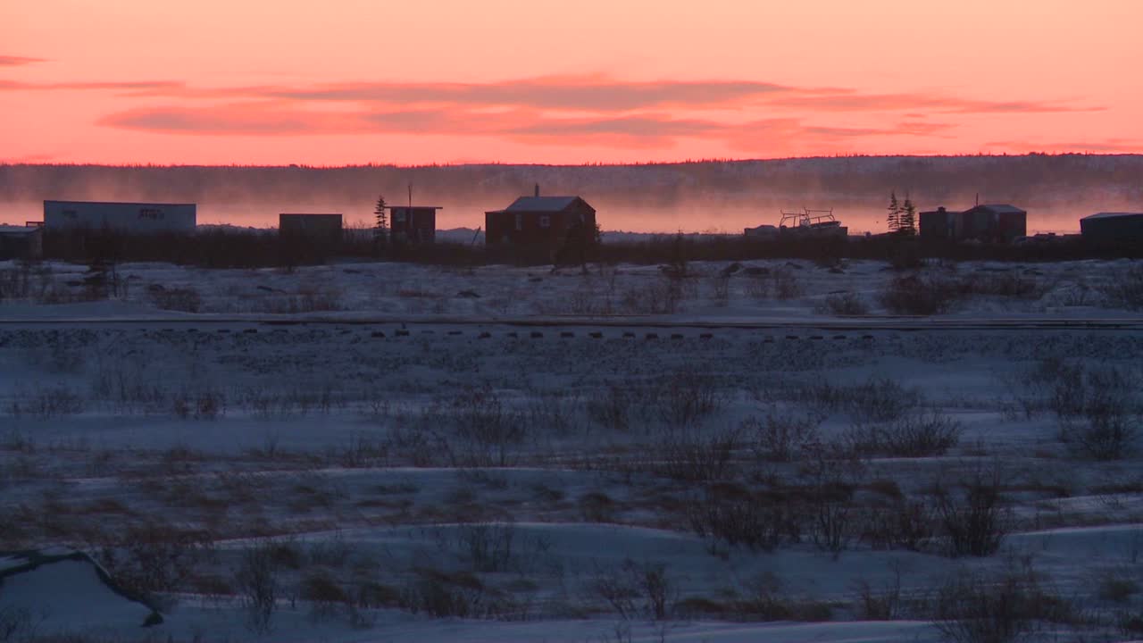 cabañas y cabañas en el asentamiento de la bahía de hudson de churchill manitoba