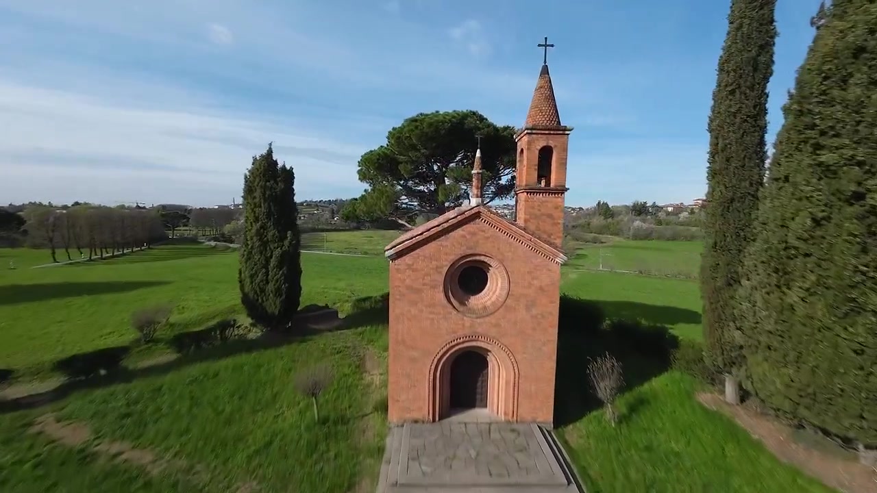 FPV aereo lungo l'erba, volando verso la Chiesa Rossa di Pomelasca a Inverigo e salendo per girare intorno