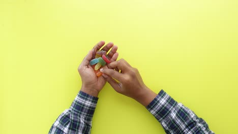 persona con caramelos de jalea de colores