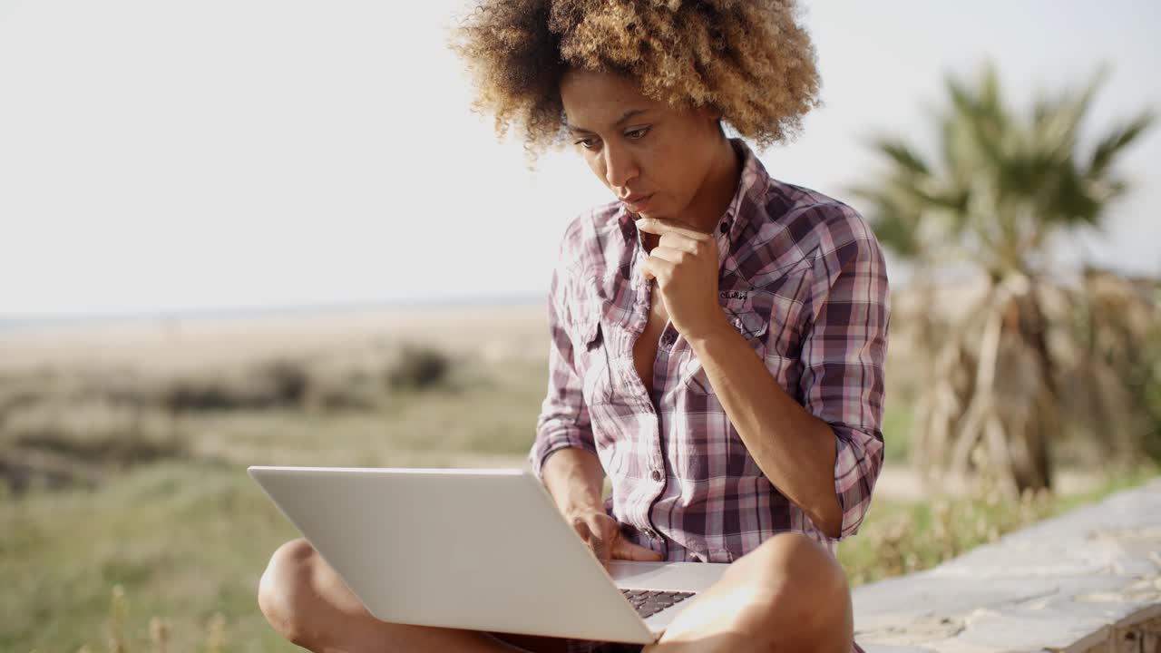 chica trabajando con una computadora portátil al aire libre
