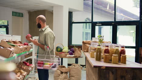 Kunde-Schaut-Sich-Bio-Obst-Und--Gemüse-An