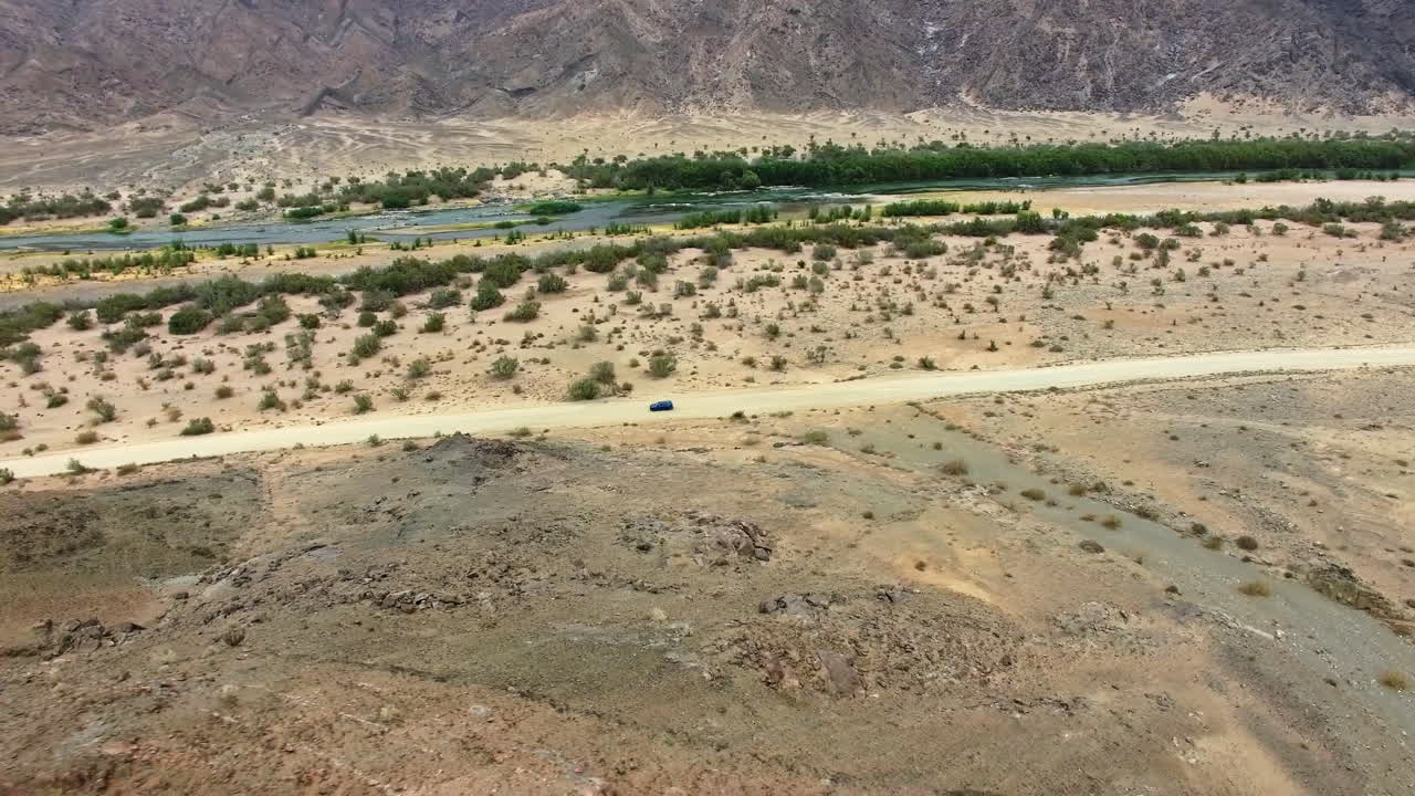 sólo ellos, el camino y el desierto.