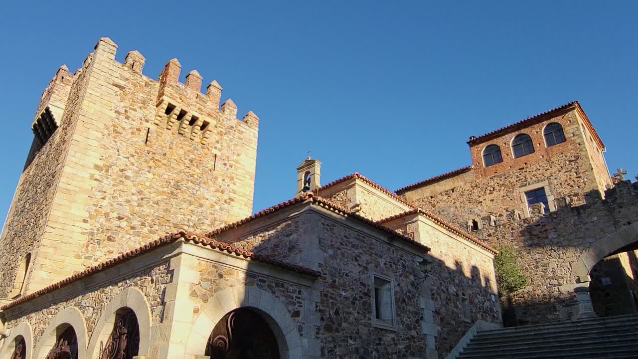 Fortezza Rossa. Location della serie TV Il Trono di Spade. Architettura di un villaggio medievale. Eremo della Pace, Torre di Bujaco e Arco della Stella. Cáceres. Spagna