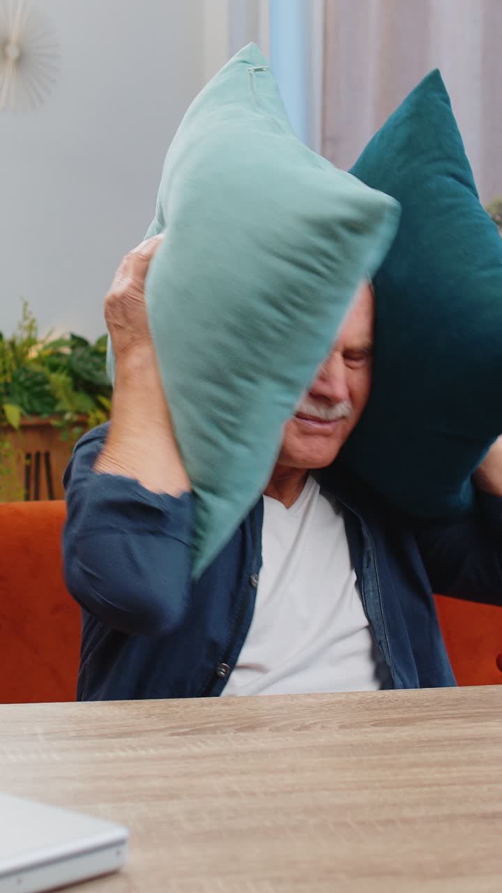 이웃의 수리 작업이 짜증났고, 집에서 큰 소리로 음악을 들었을 때, 귀를 베개로 고, 소음에 짜증이 났다.