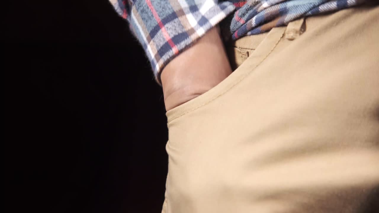 hombre con camisa a cuadros y pantalones beige