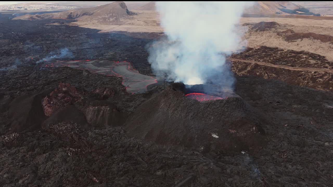 Udbrud af Grindavík vulkanen med lava og røg i et vulkansk landskab.